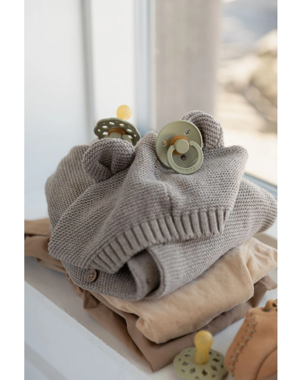 Set 2 Ciucci Tettarella Tonda In Gomma Naturale 0/6 Mesi - Colore Khaki E Dusty Blue - Bibs 9 Set 2 Ciucci Tettarella Tonda In Gomma Naturale 0/6 Mesi - Colore Khaki E Dusty Blue - Bibs - immagine 9